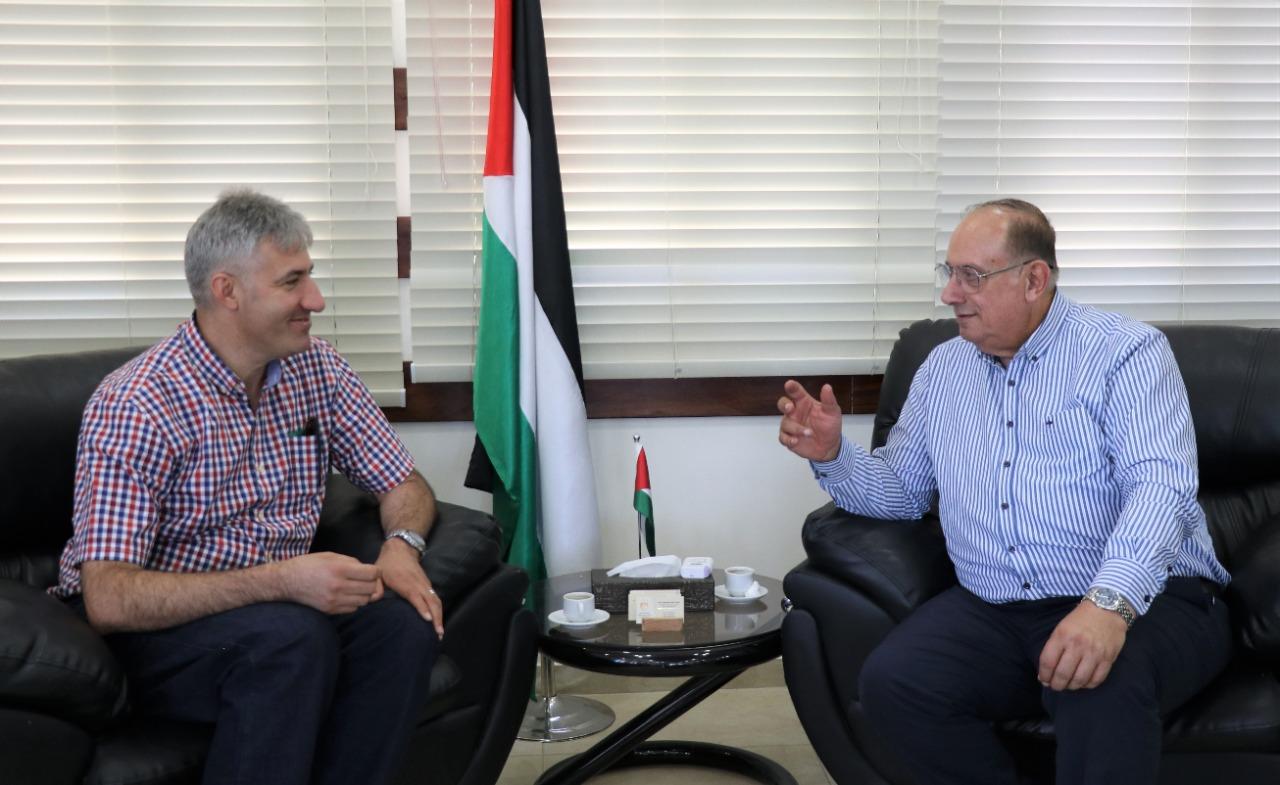 الوزير ابو مويس خلال اللقاء